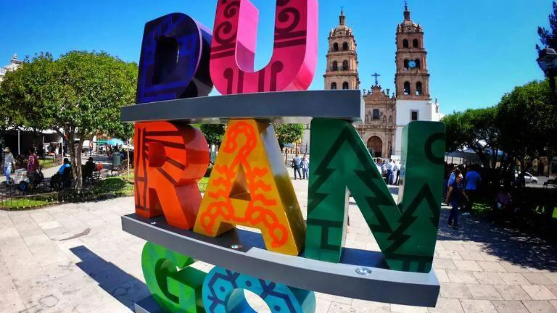 Coloca alcalde letras gigantes de “Durango” en la Plaza de Armas